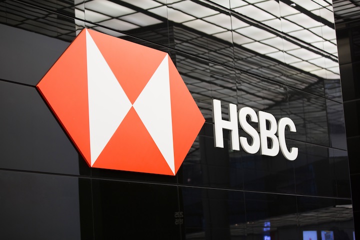 HSBC Logo auf einem gläsernen Gebäude