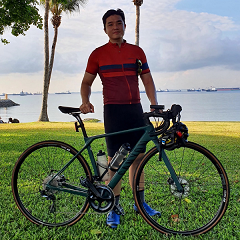 Melvin Sy, Advanced Software Engineer at Zühlke with a bicycle