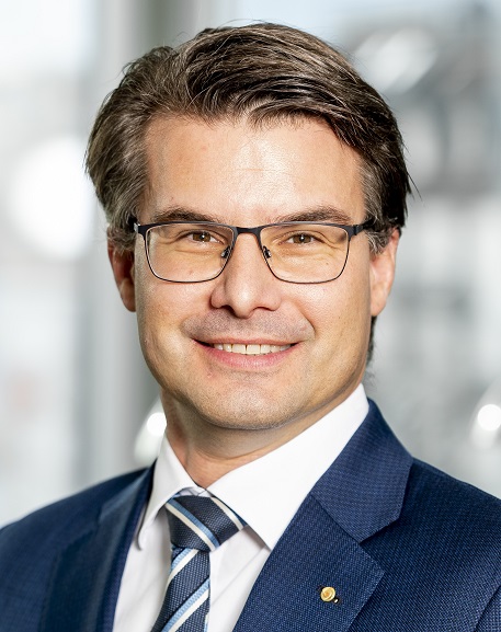 portrait photo of Dr. Stephan Pleisch